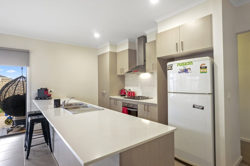 Photo - 24 Wolomina Crescent, Werribee VIC 3030 - Image 3