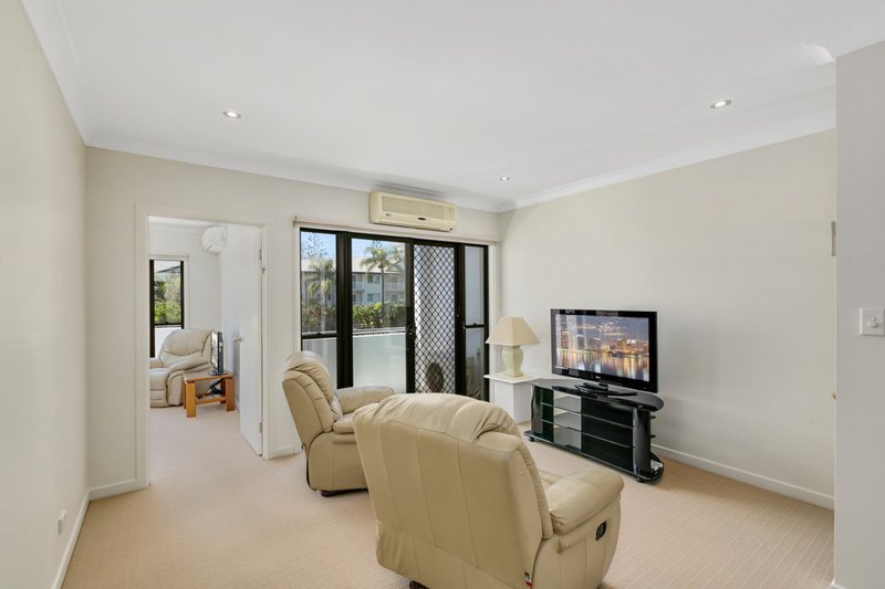 Photo - 2/40 Bayview Street, Runaway Bay QLD 4216 - Image 9