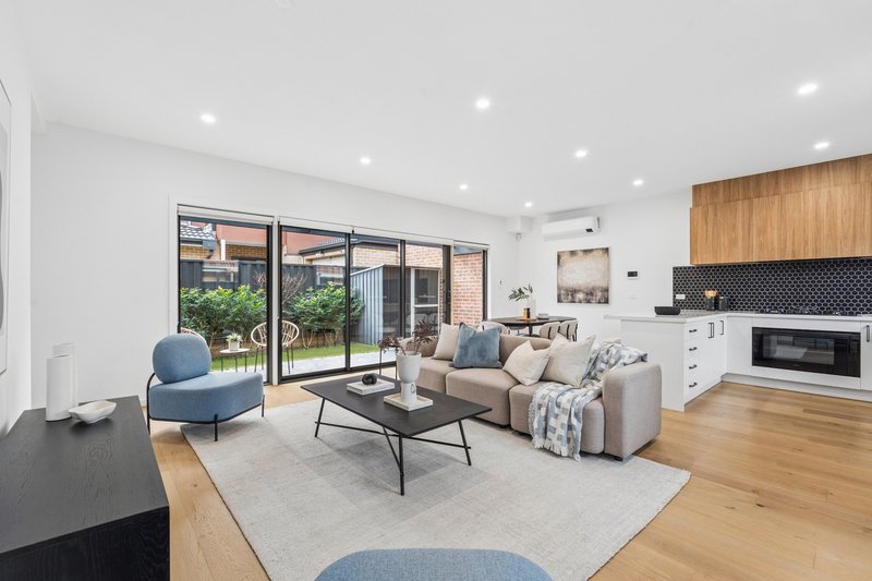 Photo - 2/40 Eisenhower Street, Reservoir VIC 3073 - Image 1