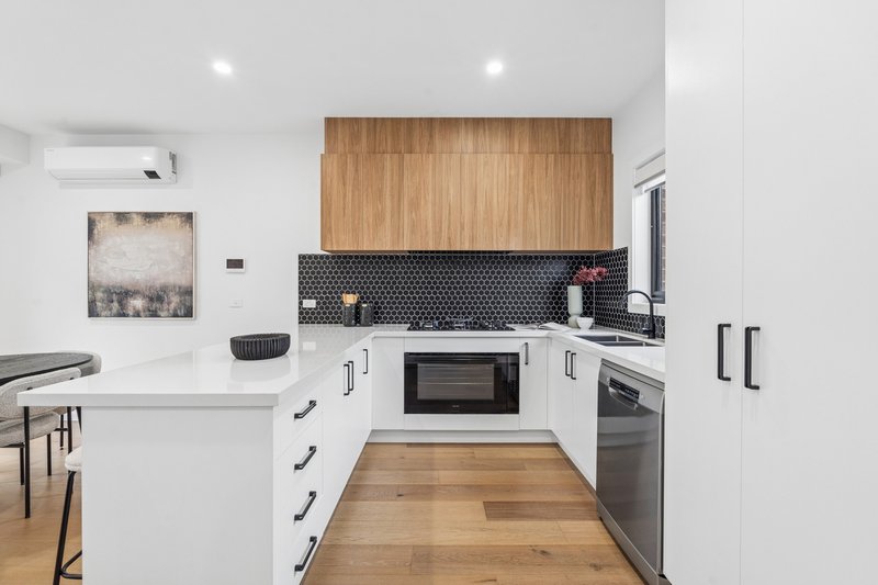 Photo - 2/40 Eisenhower Street, Reservoir VIC 3073 - Image 5