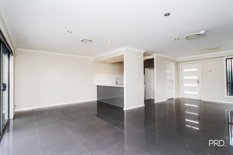 Photo - 2/400 Glenmore Parkway, Glenmore Park NSW 2745 - Image 10