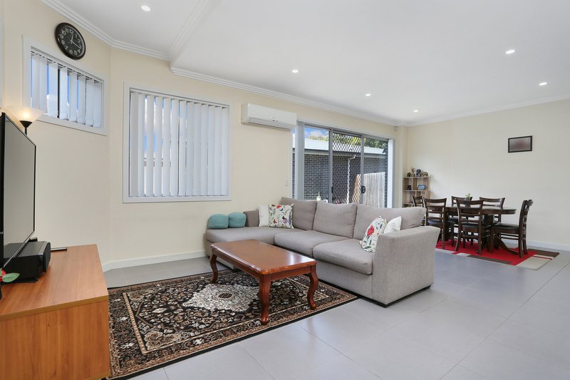 Photo - 2/401-403 Wentworth Avenue, Toongabbie NSW 2146 - Image 3