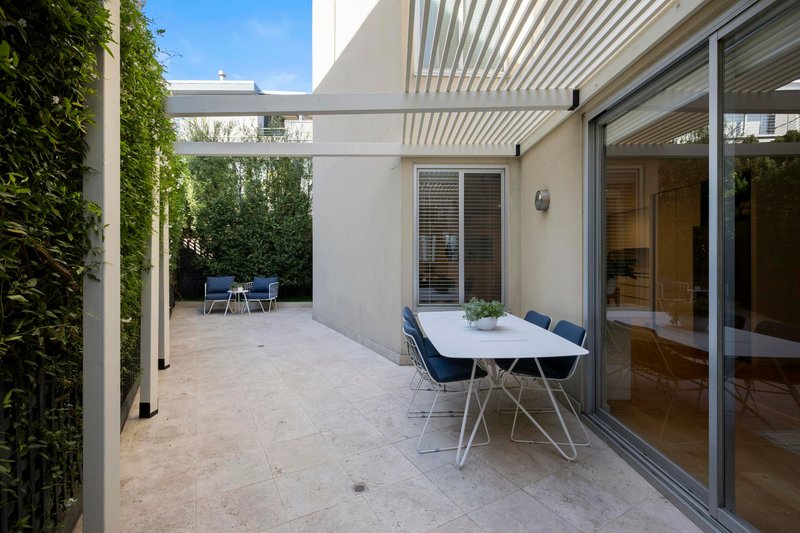 Photo - 2/402 Barkly Street, Elwood VIC 3184 - Image 1