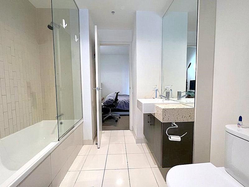 Photo - 2404/8 Franklin Street, Melbourne VIC 3000 - Image 6