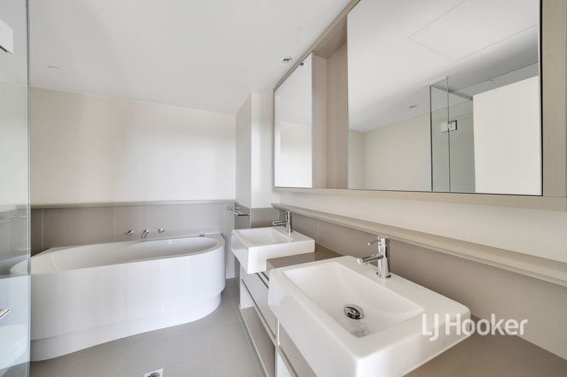 Photo - 2404/9 Waterside Place, Docklands VIC 3008 - Image 6