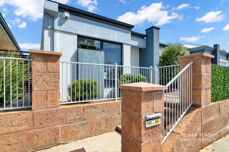 Photo - 241 Grandis Boulevard, Banksia Grove WA 6031 - Image 17