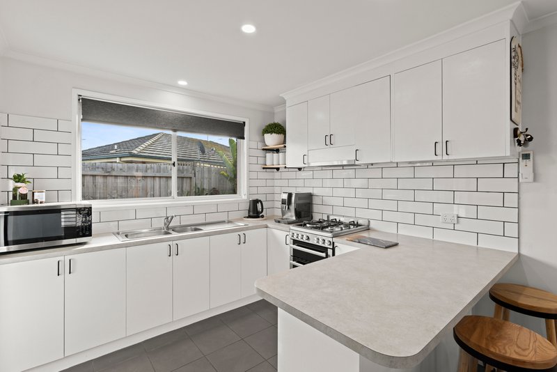 Photo - 2/42-44 Burdoo Drive, Grovedale VIC 3216 - Image 6