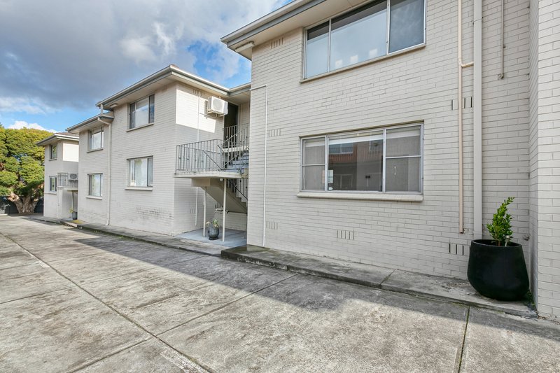 Photo - 2/42 Dundas Street, Thornbury VIC 3071 - Image 2