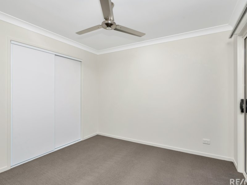 Photo - 2/42 Village Boulevard, Pimpama QLD 4209 - Image 5