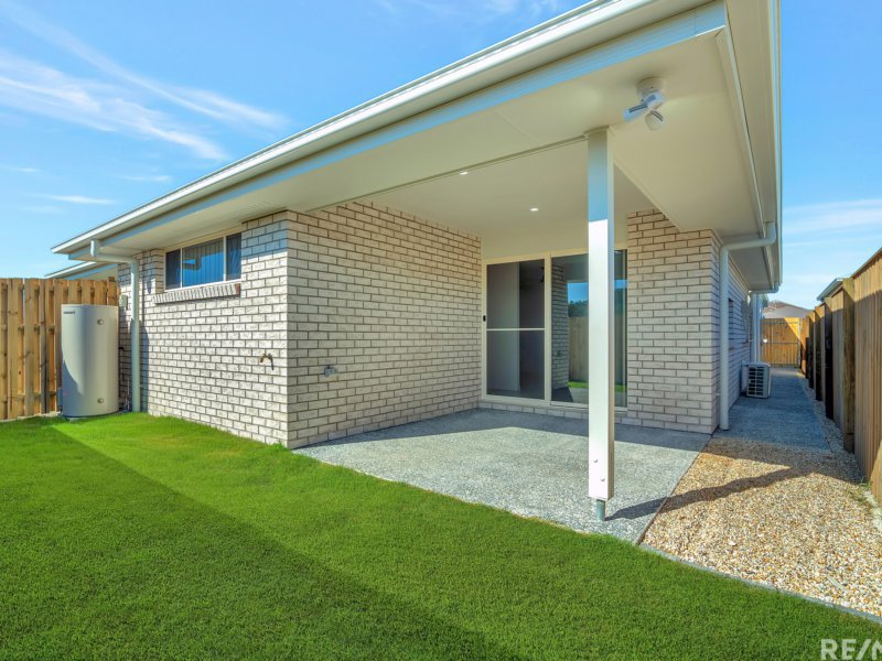 Photo - 2/42 Village Boulevard, Pimpama QLD 4209 - Image 9