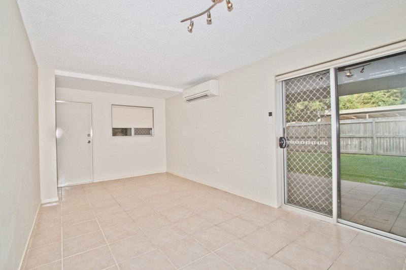 Photo - 2/42 William Parade, Fairfield QLD 4103 - Image 4