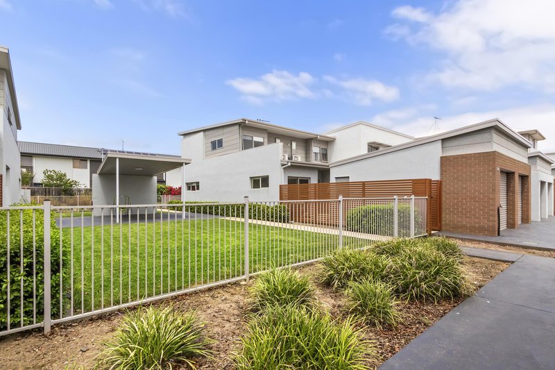 Photo - 24/20 Clare Burton Crescent, Franklin ACT 2913 - Image 2