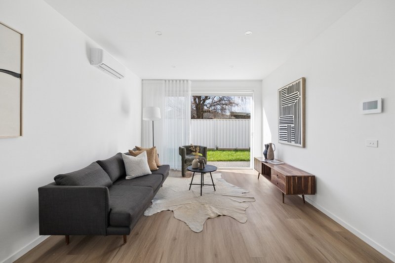Photo - 2/43 Dumbarton Street, Reservoir VIC 3073 - Image 2