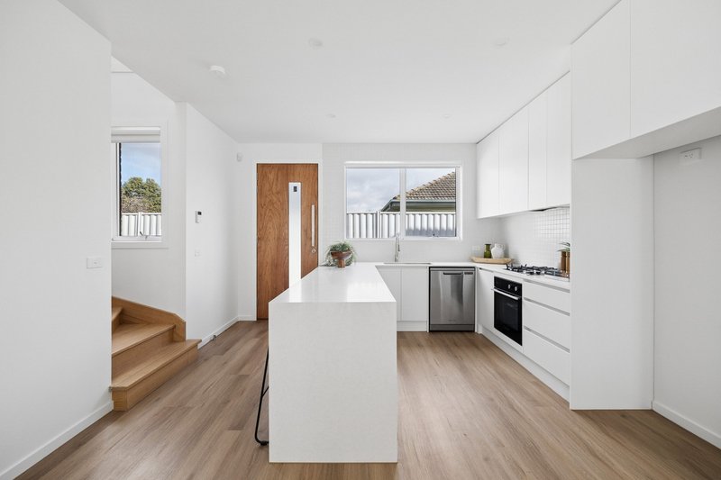 Photo - 2/43 Dumbarton Street, Reservoir VIC 3073 - Image 5