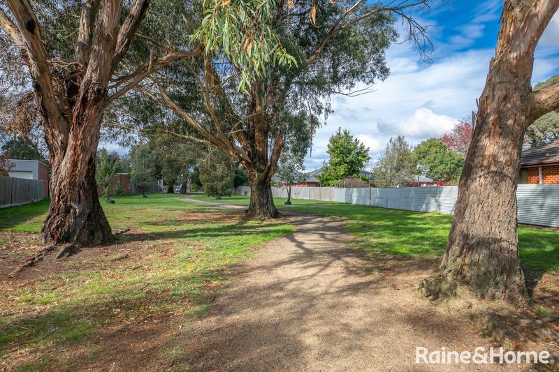 Photo - 2/43 Grant Ave , Gisborne VIC 3437 - Image 14