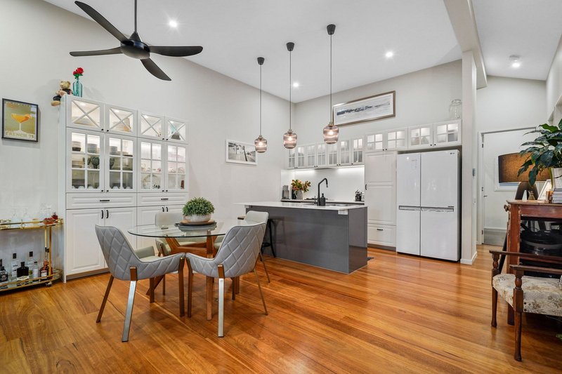 Photo - 2/43 Raby Road, Coorparoo QLD 4151 - Image 3