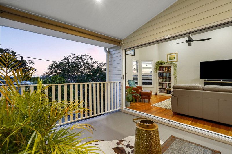 Photo - 2/43 Raby Road, Coorparoo QLD 4151 - Image 9