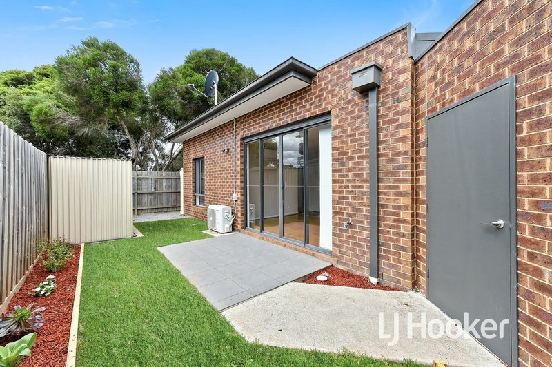 Photo - 2/43 Wentworth Street, Cranbourne North VIC 3977 - Image 11