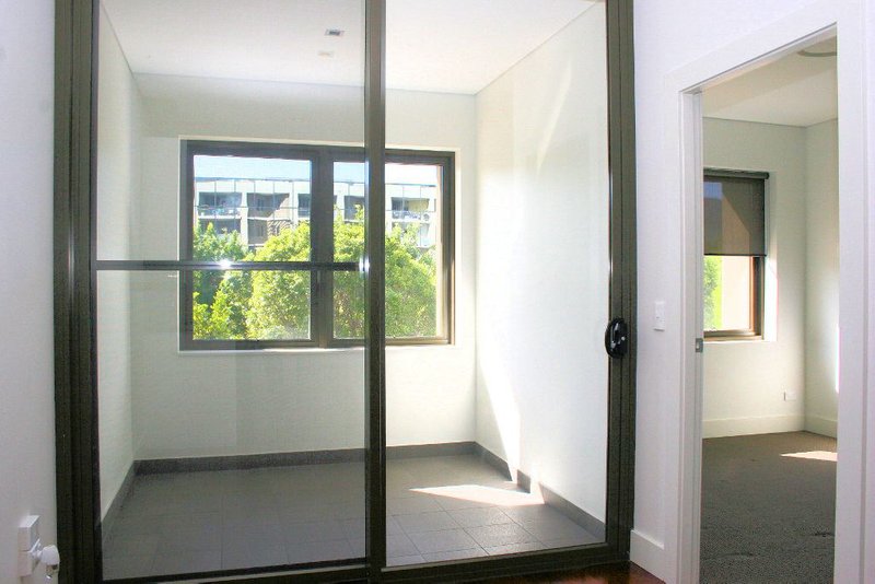 Photo - 243/30 Baywater Drive, Wentworth Point NSW 2127 - Image 4