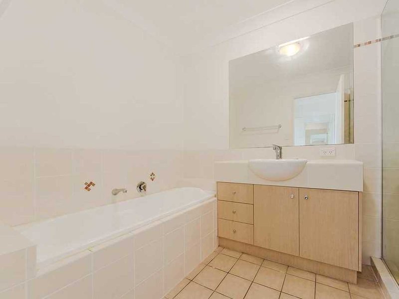 Photo - 2/44 Leopardwood Circuit, Robina QLD 4226 - Image 9