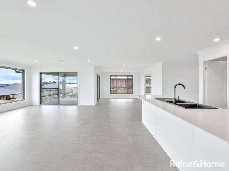 Photo - 245 Lawrence Drive, Kelso NSW 2795 - Image 6
