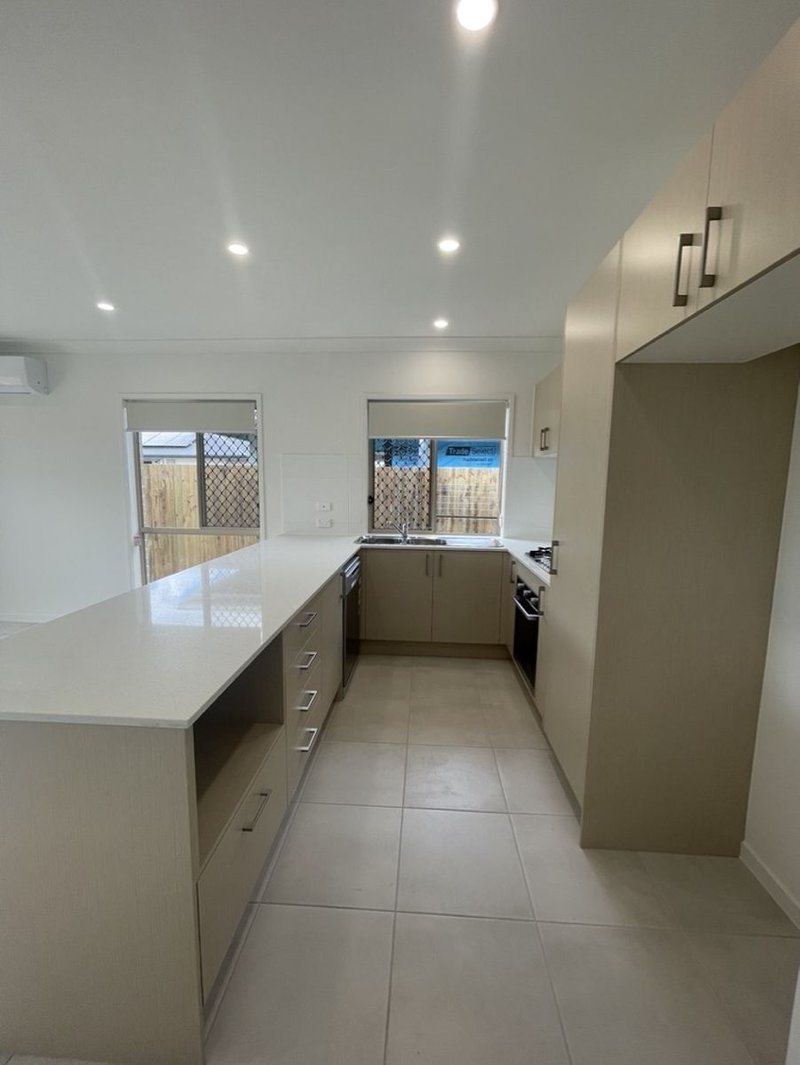 Photo - 2/46 Mercy Circuit, Park Ridge QLD 4125 - Image 7