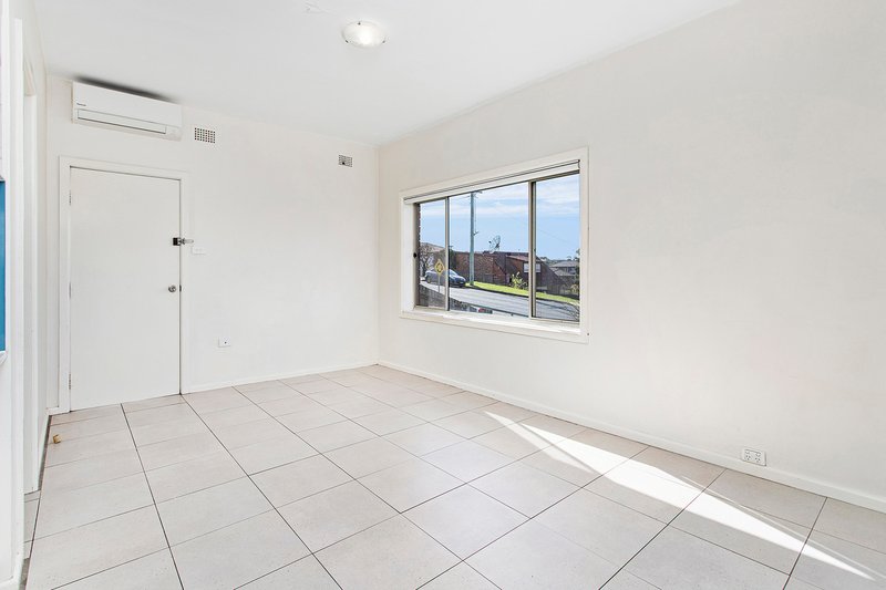 Photo - 2/46 Weringa Avenue, Lake Heights NSW 2502 - Image 2