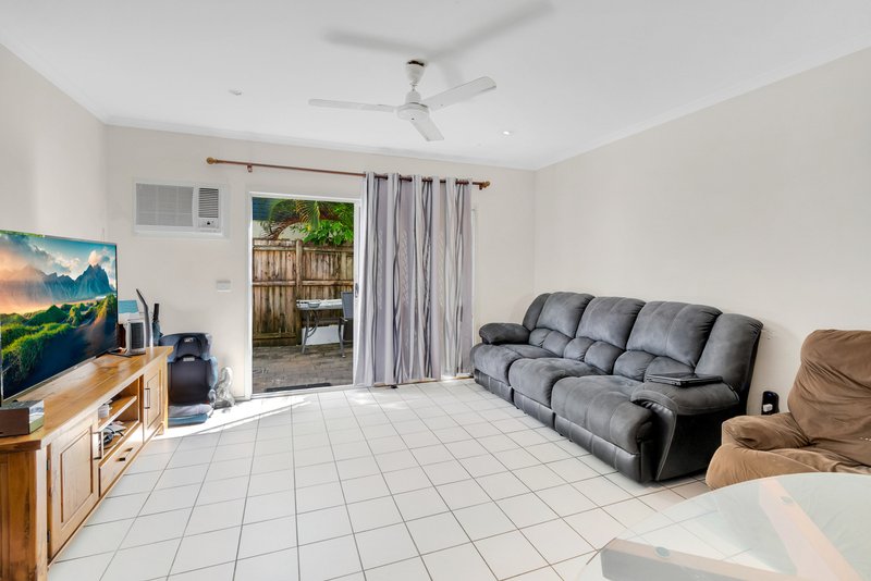 Photo - 2/462-464 Mccoombe Street, Mooroobool QLD 4870 - Image 4