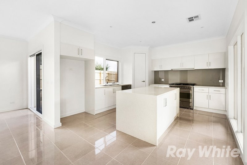 Photo - 2/47 Mayfield Drive, Mount Waverley VIC 3149 - Image 2