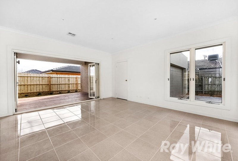 Photo - 2/47 Mayfield Drive, Mount Waverley VIC 3149 - Image 3