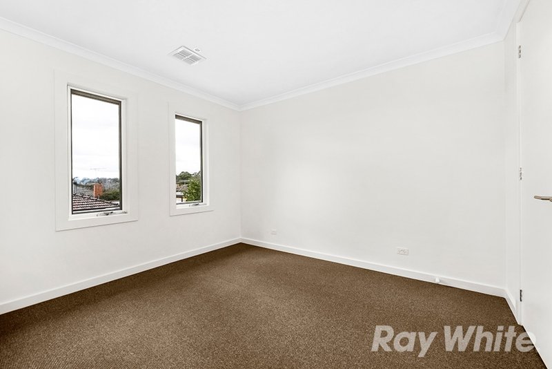 Photo - 2/47 Mayfield Drive, Mount Waverley VIC 3149 - Image 4