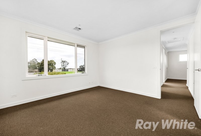 Photo - 2/47 Mayfield Drive, Mount Waverley VIC 3149 - Image 7