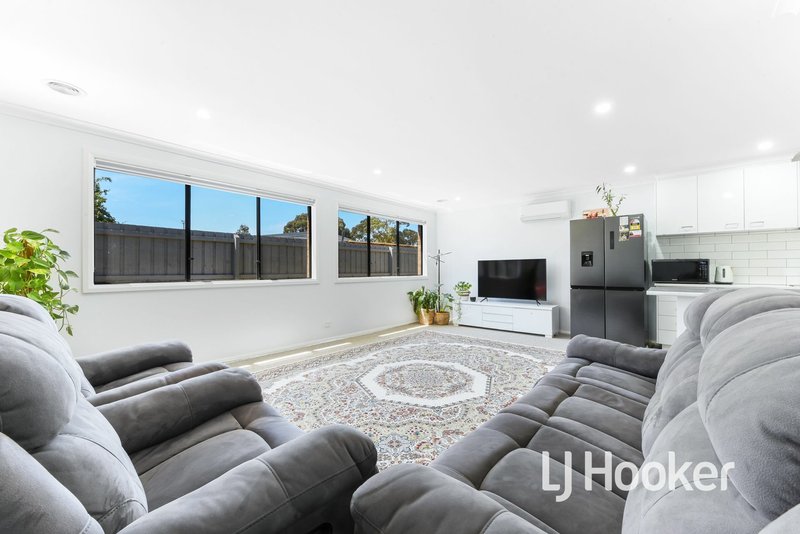 Photo - 2/48 Cameron Way, Pakenham VIC 3810 - Image 3