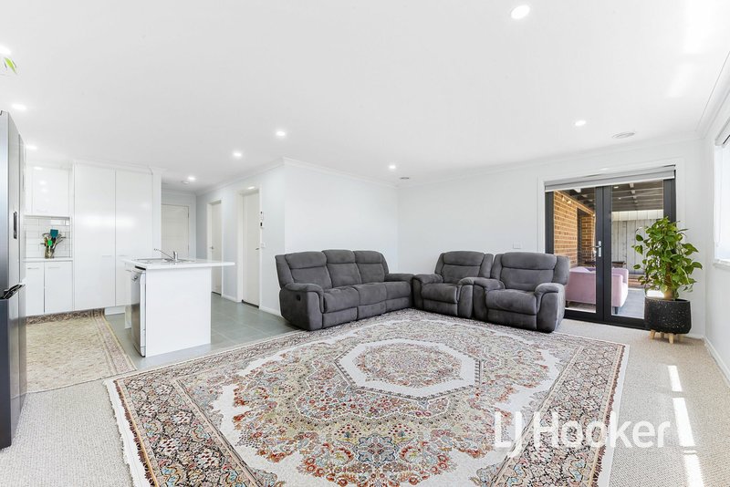 Photo - 2/48 Cameron Way, Pakenham VIC 3810 - Image 4