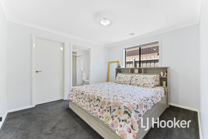 Photo - 2/48 Cameron Way, Pakenham VIC 3810 - Image 6