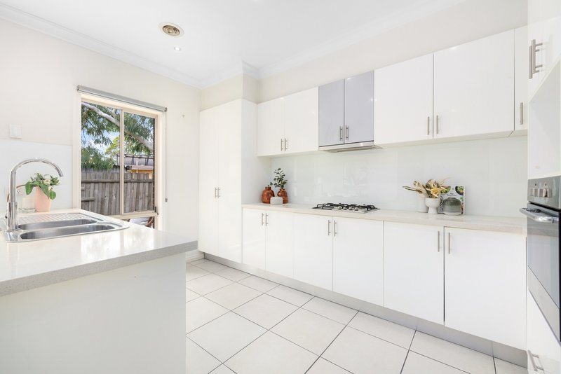 Photo - 2/48 Pinewood Drive, Mount Waverley VIC 3149 - Image 6