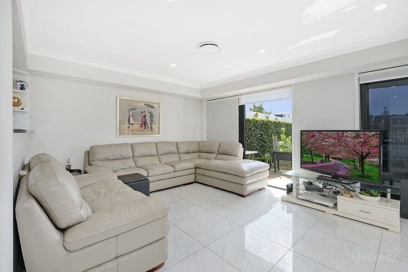 Photo - 2/48 Vaggelas Crescent, Biggera Waters QLD 4216 - Image 4