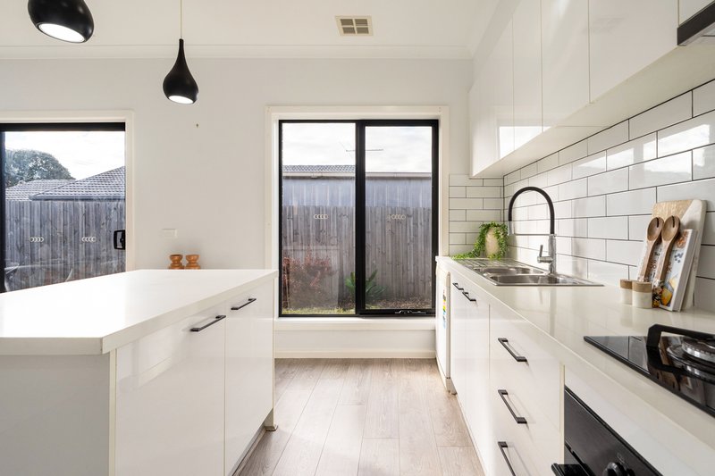 Photo - 2/49 Gillingham Crescent, Craigieburn VIC 3064 - Image 7