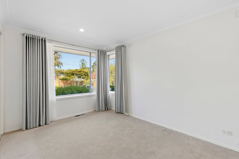 Photo - 25 Allanfield Crescent, Wantirna South VIC 3152 - Image 4