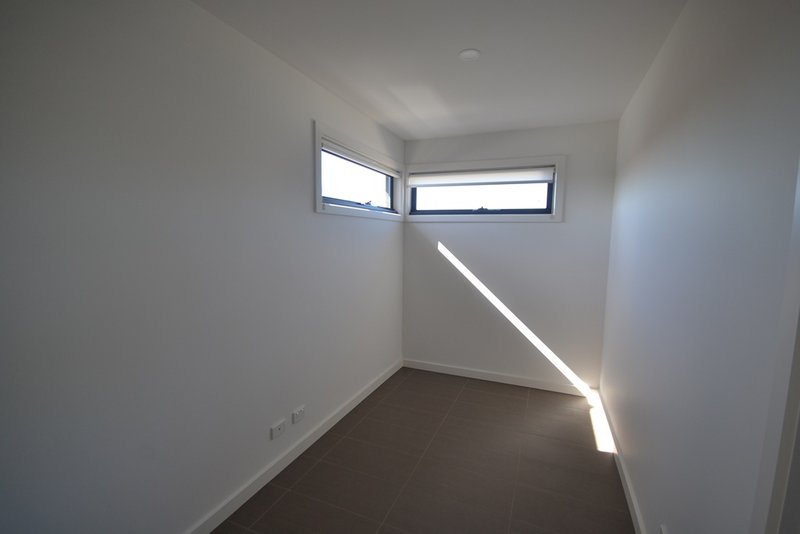 Photo - 2/5 Ameily Crescent, Reservoir VIC 3073 - Image 11