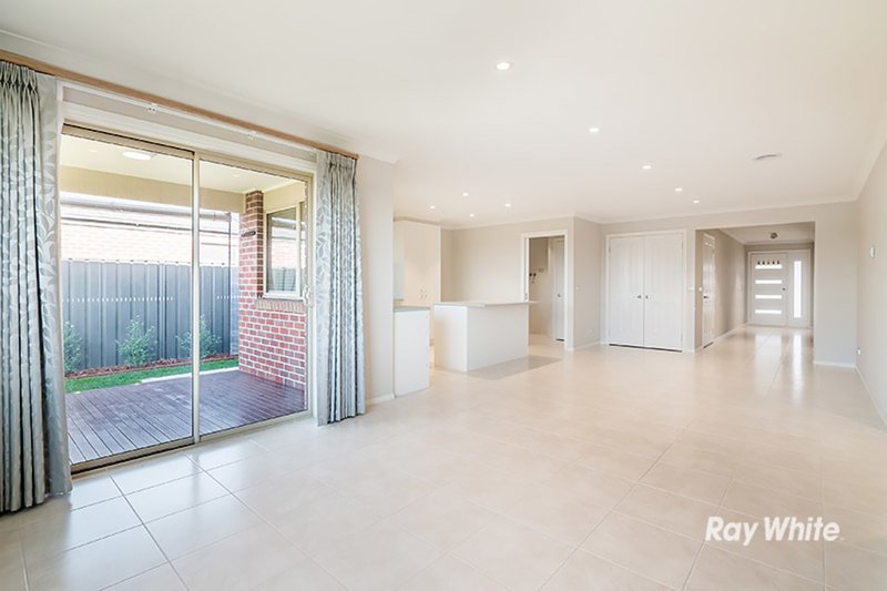 Photo - 25 Artfield Street, Cranbourne East VIC 3977 - Image 9