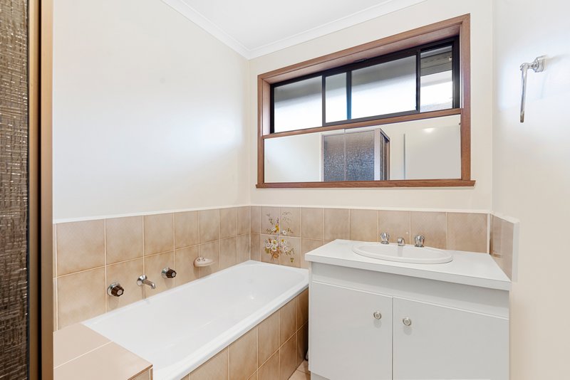 Photo - 25 Baguley Crescent, Kings Park VIC 3021 - Image 9