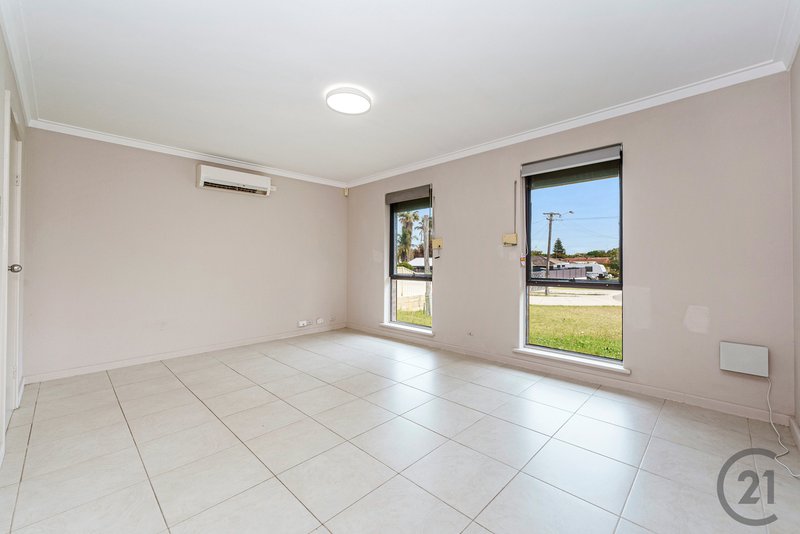 Photo - 25 Bampton Way, Warnbro WA 6169 - Image 3