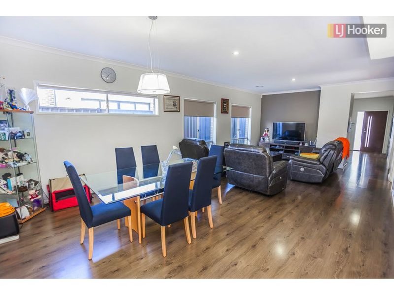 Photo - 25 Baronial Way, Craigieburn VIC 3064 - Image 4