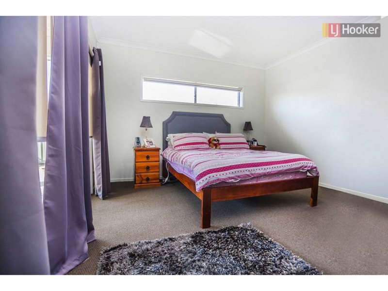 Photo - 25 Baronial Way, Craigieburn VIC 3064 - Image 5