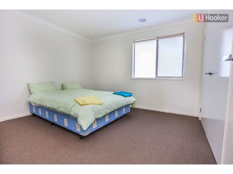 Photo - 25 Baronial Way, Craigieburn VIC 3064 - Image 11