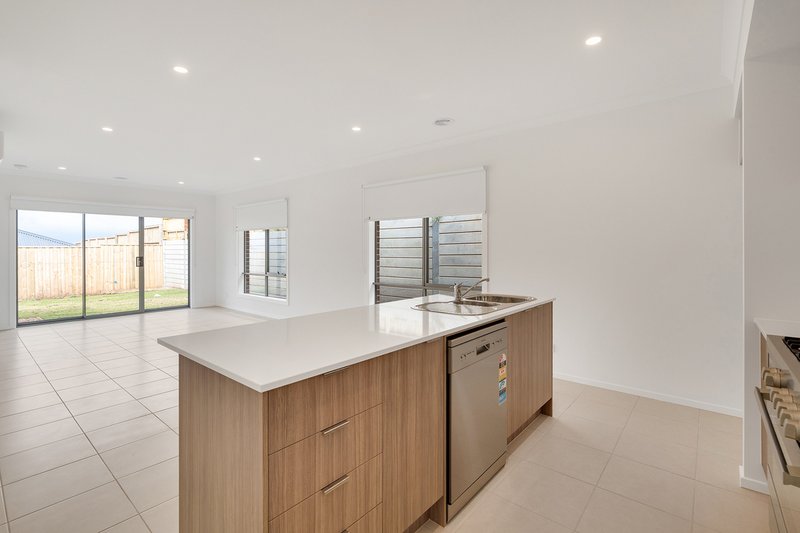 Photo - 25 Basil Drive, Wallan VIC 3756 - Image 2