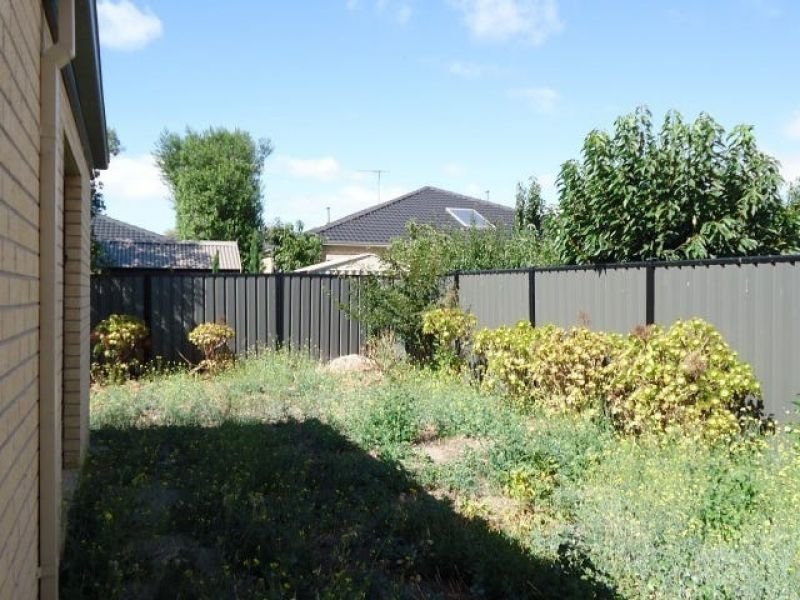 Photo - 25 Beaurepaire Drive, Point Cook VIC 3030 - Image 11