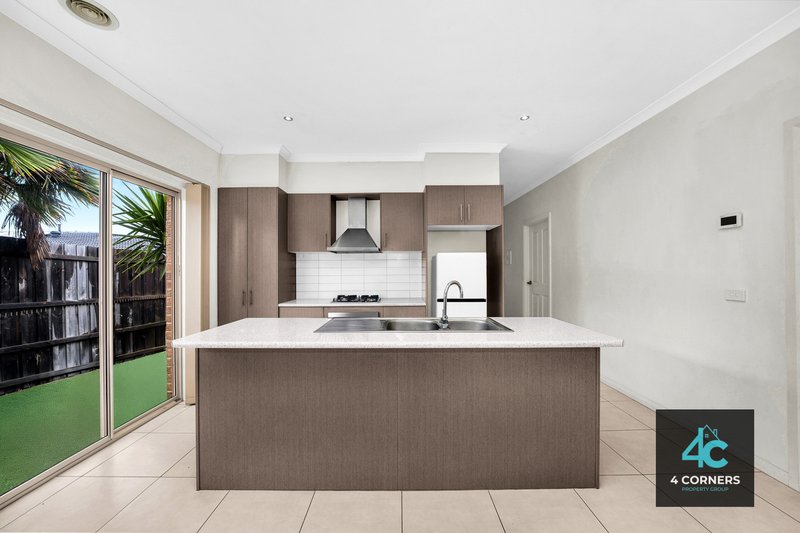 Photo - 2/5 Bernhardt Avenue, Hoppers Crossing VIC 3029 - Image 5