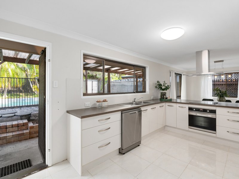 Photo - 25 Boblynne Street, Chapel Hill QLD 4069 - Image 9